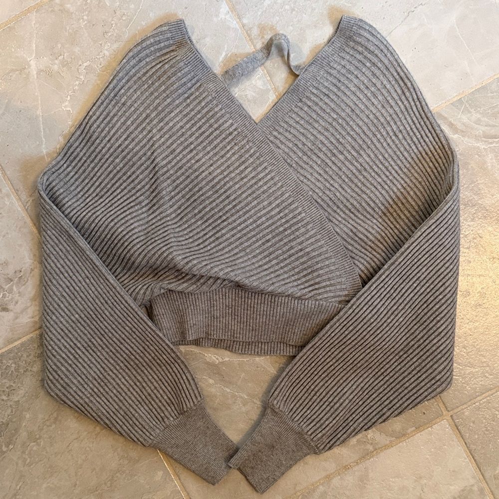 Forever 21 Crop Deep V Neck Long Sleeve Pullover Cross Wrap Sweater. Medium Gray - Picture 6 of 6